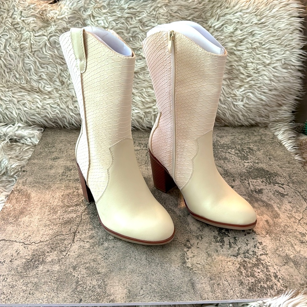 NEW Torrid Mid-Shaft Western Boot Size 7WW - Picture 3 of 5